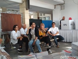 Kompak Berkemeja Putih, Sri Mulyani dan Suami Nyoblos di Bintaro