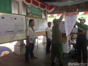 Demi Tugas Mulia Jaga TPS: Pulang Pagi, Lupa Makan, Sampai Masuk Angin Demi Tugas Mulia Jaga TPS: Pulang Pagi, Lupa Makan, Sampai Masuk Angin
