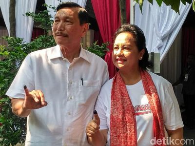 Luhut Ajak Istri Nyoblos di TPS Kuningan Jakarta