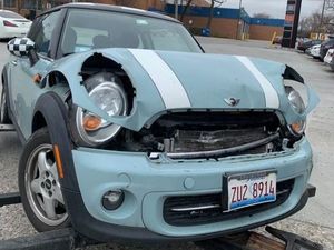 Mobilnya Ringsek, Wanita Ini Senang Lipstik di Bibirnya Masih Tampil Sempurna