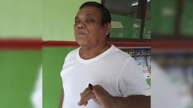 Atlet Catur Indonesia, Edy Suryanto, menggunakan hak suara di Pemilu 2019.