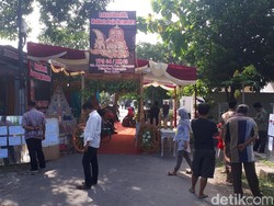 Ini TPS Unik Bertema Memilih Mahkota Raja Nusantara di Bojonegoro