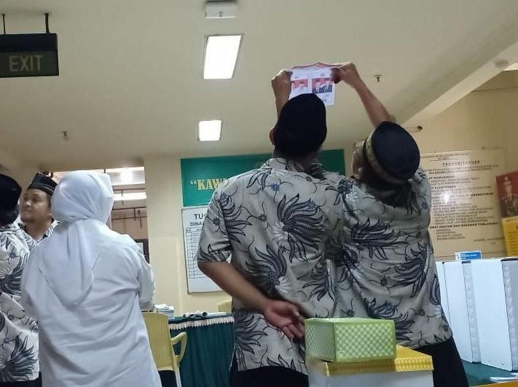 Jokowi Unggul Satu Suara di TPS Rutan Polda Metro Jaya Jokowi Unggul Satu Suara di TPS Rutan Polda Metro Jaya