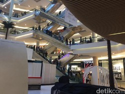 Wajah Mal Penuh Lautan Manusia yang Tergiur Diskon Nyoblos