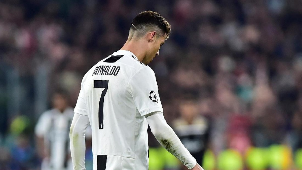 Cristiano Ronaldo jadi sasaran meme setelah Juventus tersingkir dari Liga Champions (Massimo Pinca/Reuters)