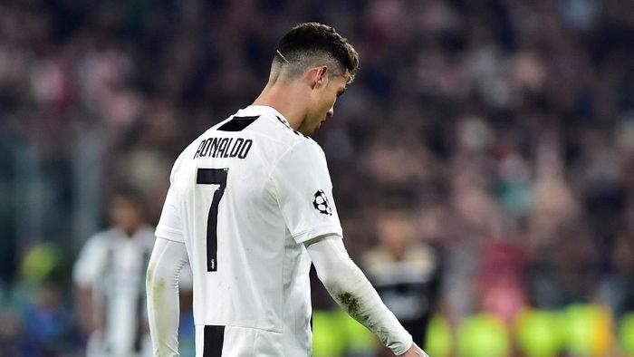 Penyerang Juventus Cristiano Ronaldo tertunduk usai timnya dikalahkan Ajax Amsterdam di Liga Champions tengah pekan lalu. (Foto: Massimo Pinca/Reuters)