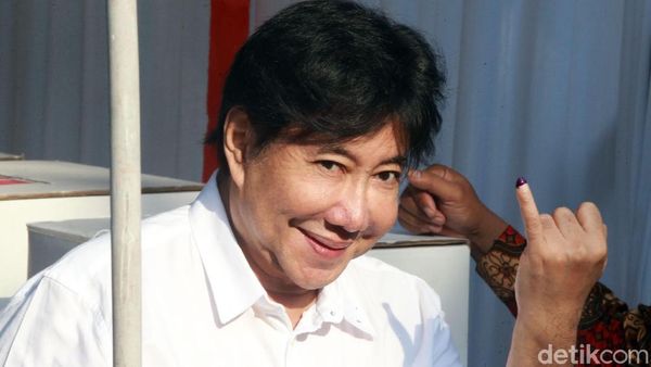 Pose Guruh Soekarnoputra Usai Mencoblos di TPS