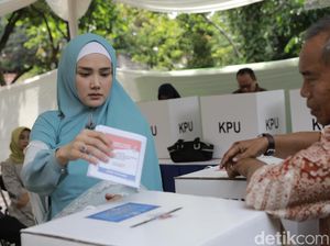 Pose Dua Jari Usai Nyoblos, Mulan Jameela Deg-degan Nunggu Hasil