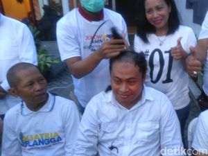 Jokowi Unggul di Quick Count, Relawan di Surabaya Cukur Gundul
