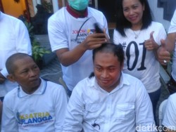 Jokowi Unggul di Quick Count, Relawan di Surabaya Cukur Gundul