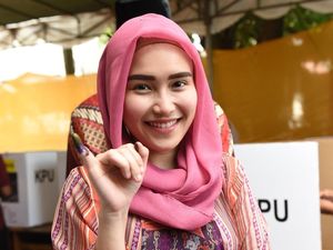 Saat Nyoblos Prabowo, Ayu Ting Ting Ternyata Digodain Ayah Rozak