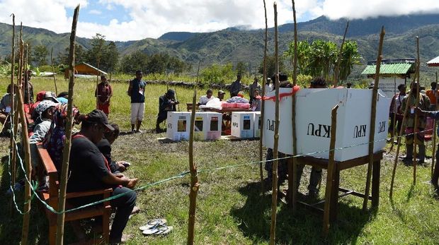 Suasana pemungutan suara Pemilu 2019 di Distrik Libarek Wamena, Jayawijaya, Papua, Rabu (17/4).