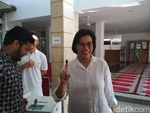 Sri Mulyani Pamer Jari Telunjuk Bertinta Usai Nyoblos