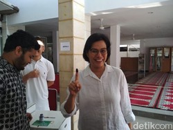 Sri Mulyani Pamer Jari Telunjuk Bertinta Usai Nyoblos