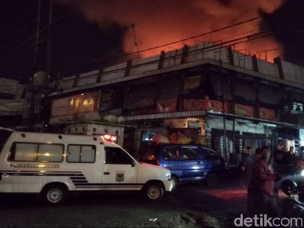 Api yang Membakar Pasar Lawang Diduga dari Kios di Lantai Dua Api yang Membakar Pasar Lawang Diduga dari Kios di Lantai Dua