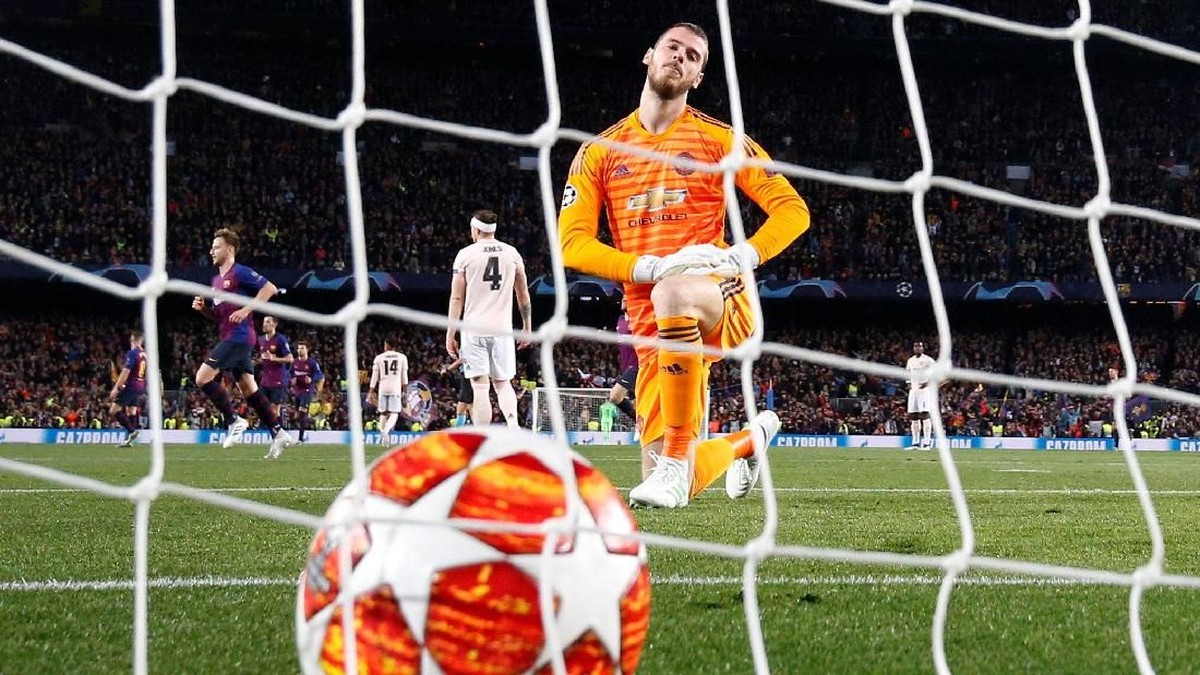 David de Gea membuat blunder memalukan saat Manchester United kalah 0-3 dari Barcelona (REUTERS/Sergio Perez)