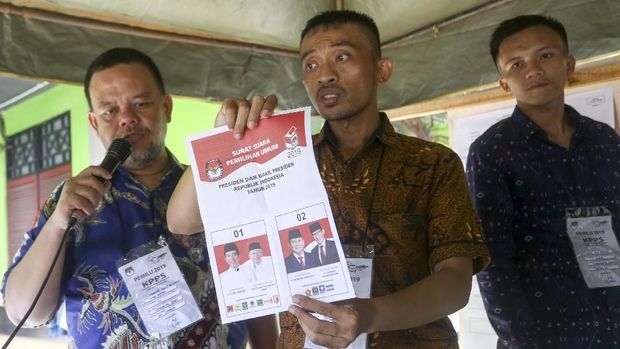 Petugas KPPS mengecek satu persatu surat suara sah atau tidak.