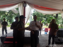 Cek TPS di Jakarta, Anies Nyanyi Bareng Warga di Taman Suropati