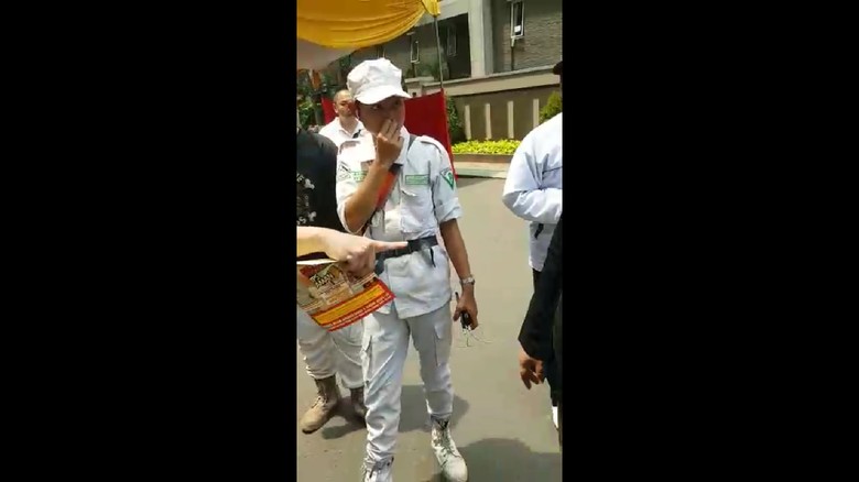 Polisi Bubarkan Massa Berbaju FPI yang Datangi TPS di Tanjung Duren Polisi Bubarkan Massa Berbaju FPI yang Datangi TPS di Tanjung Duren