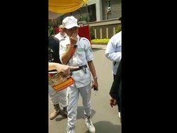 Polisi Bubarkan Massa Berbaju FPI yang Datangi TPS di Tanjung Duren