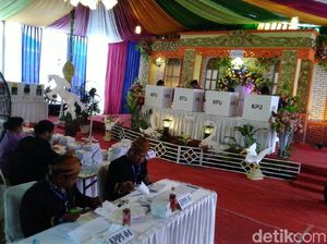 TPS di Semarang Ini Mirip Pesta Pernikahan untuk Lawan Golput TPS di Semarang Ini Mirip Pesta Pernikahan untuk Lawan Golput