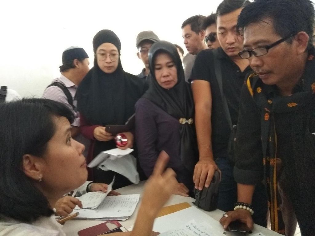Gagal Nyoblos, Puluhan Warga Ber-KTP Daerah di Kalibata City Bikin Petisi Gagal Nyoblos, Puluhan Warga Ber-KTP Daerah di Kalibata City Bikin Petisi