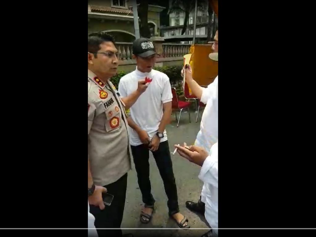 Massa Berbaju FPI yang Datangi TPS Ngaku Mau Ketemu Wali Kota Jakbar Massa Berbaju FPI yang Datangi TPS Ngaku Mau Ketemu Wali Kota Jakbar