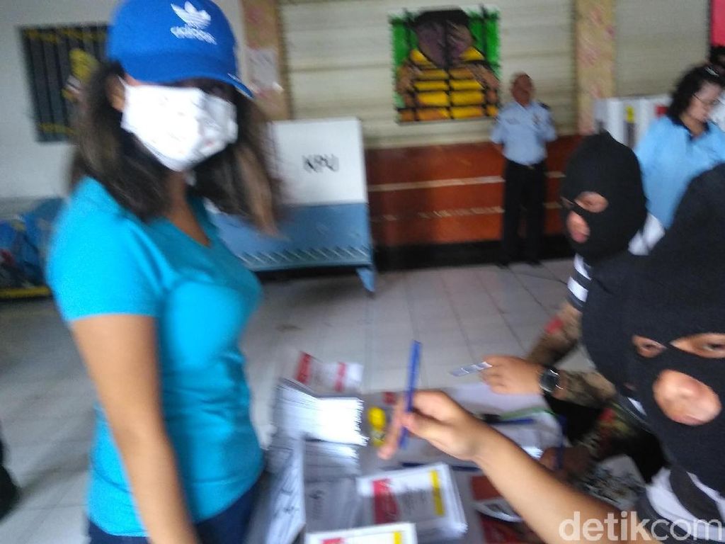 Nyoblos di Rutan, Vanessa Angel Diam Seribu Bahasa dan Langsung Balik ke Sel Nyoblos di Rutan, Vanessa Angel Diam Seribu Bahasa dan Langsung Balik ke Sel