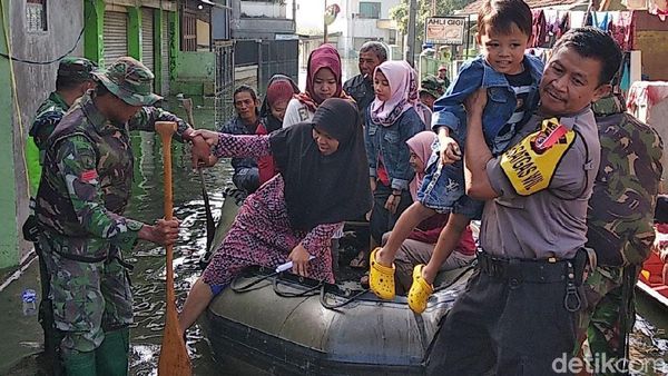 Pakai Perahu ke TPS, Warga Bandung Korban Banjir Antusias Mencoblos