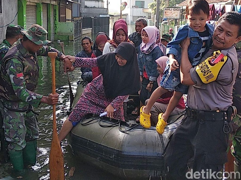 Pakai Perahu ke TPS, Warga Bandung Korban Banjir Antusias Mencoblos Pakai Perahu ke TPS, Warga Bandung Korban Banjir Antusias Mencoblos