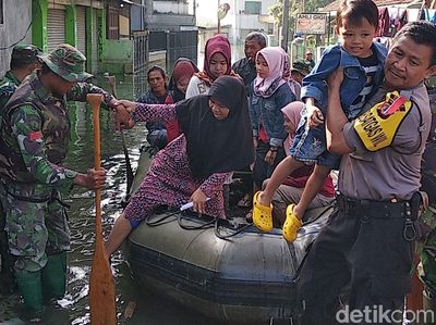 Pakai Perahu ke TPS, Warga Bandung Korban Banjir Antusias Mencoblos