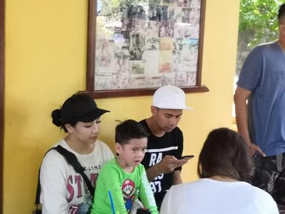 Ke TPS, Raffi dan Gigi Ajak Rafathar Nyoblos