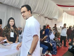 Bareng Keluarga, Anies Tiba di TPS 60 Cilandak Jaksel Untuk Memilih