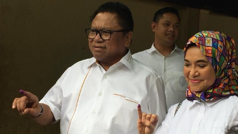 Nyoblos Bareng Keluarga, OSO Prediksi Kemenangan Jokowi Capai 60% Nyoblos Bareng Keluarga, OSO Prediksi Kemenangan Jokowi Capai 60%