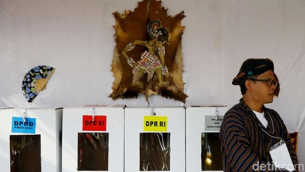 Unik! Petugas di TPS Nusantara Pakai Baju Adat Khas Indonesia