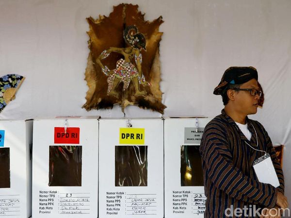 Unik! Petugas di TPS Nusantara Pakai Baju Adat Khas Indonesia