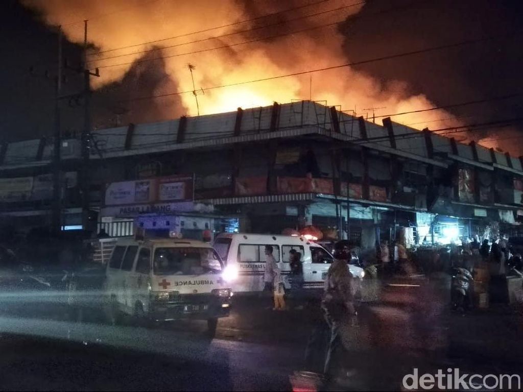Detik-detik Pasar Lawang Malang Dilahap Api Detik-detik Pasar Lawang Malang Dilahap Api