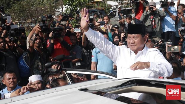 Prabowo Subianto sempatkan sapa warga.