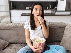 Cara Mantul Kurangi Ngemil Waktu Pantau Hasil Quick Count