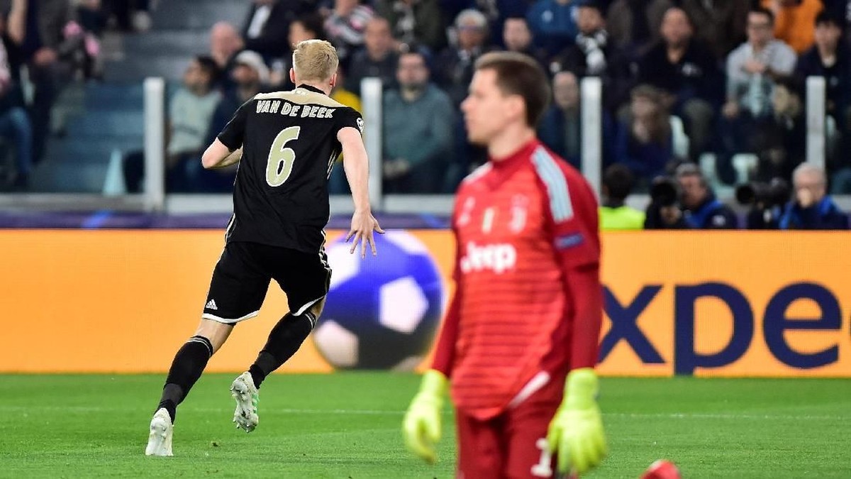 Ajax Donny van de Beek menilai Ajax seharusnya bisa cetak lima gol ke gawang Juventus. ( Foto: Reuters)