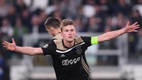 Matthijs de Ligt, kapten Ajax Amsterdam ini baru berusia 19 tahun  Musim ini, ia menjadi salah satu bek tangguh di Eropa dengan mampu membantu Ajax ke semifinal Liga Champions. Penampilannya itu membuat raksasa Eropa berebut mendapatkan tanda tangannya seperti Barcelona, Manchester City, hingga Paris Saint-Germain. (Foto: Alberto Lingria/REUTERS)
