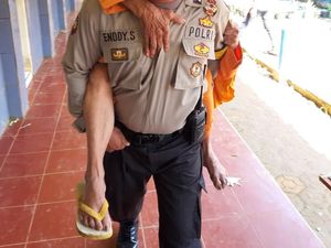 Polisi Sumedang Gendong Suami-Istri Jompo ke TPS