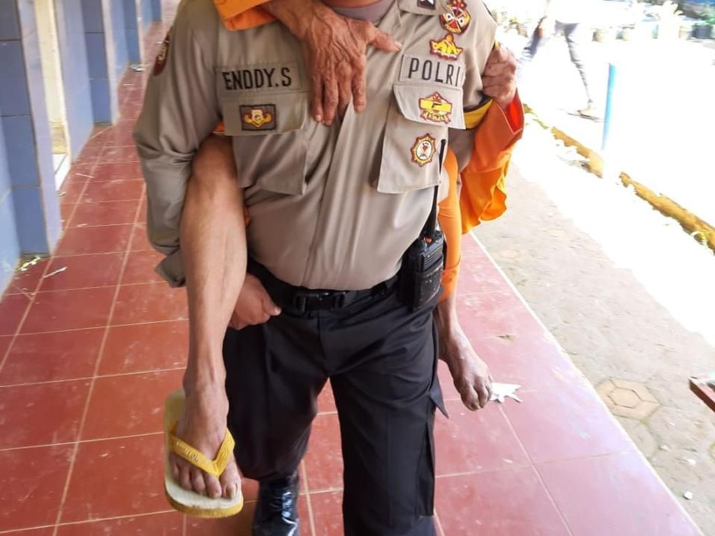 Polisi Sumedang Gendong Suami-Istri Jompo ke TPS Polisi Sumedang Gendong Suami-Istri Jompo ke TPS