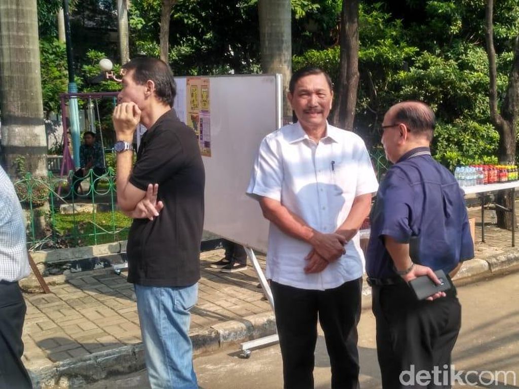 Luhut Nyoblos Bareng Keluarga di TPS Kuningan Jakarta Luhut Nyoblos Bareng Keluarga di TPS Kuningan Jakarta
