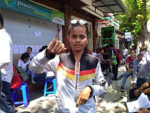 Senangnya Pemilih A5 di TPS Kuta Akhirnya Bisa Nyoblos: Nggak Sia-sia Senangnya Pemilih A5 di TPS Kuta Akhirnya Bisa Nyoblos: Nggak Sia-sia