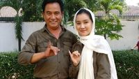 Gaya Istri Cantik Yusril Kompak Pakai Baju Hijau Army Saat Nyoblos