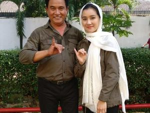 Gaya Istri Cantik Yusril Kompak Pakai Baju Hijau Army Saat Nyoblos Gaya Istri Cantik Yusril Kompak Pakai Baju Hijau Army Saat Nyoblos