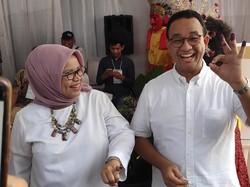 Usai Mencoblos, Anies Pose Tiga Jari Simbol OK OCE