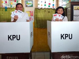 Menteri Jonan Nyoblos Pakai Baju Putih Bareng Istri