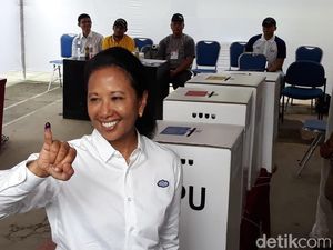 Lama di Bilik Suara, Menteri Rini Bingung Lipatnya Supaya Rapi Lama di Bilik Suara, Menteri Rini Bingung Lipatnya Supaya Rapi